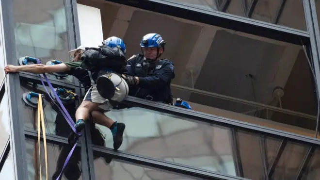 Полицейские подстерегли мужчину на одном из этажей башни и силой втащили в здание