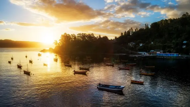 La Caleta Los Molinos ofrece anocheceres tan bellos como estos.
