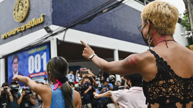 กลุ่มที่เรียกตัวเองว่า "เฟมินิสต์ปลดแอก" และ "ราษฎรมูเตลู" จัดกิจกรรมเชิงสัญลักษณ์บริเวณหน้าพรรคประชาธิปัตย์วันนี้ (18 เม.ย.) เพื่อวิจารณ์ท่าทีของพรรคต่อกรณีที่อดีตรองหัวหน้าพรรคถูกกล่าวหาว่าก่อเหตุข่มขืนและล่วงละเมิดทางเพศ