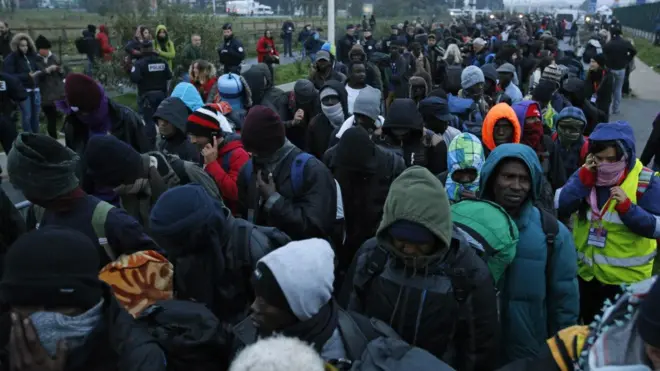 Xerada Calais waxaa laga saaray dadka qaxootiga ee ku noolaa, waxaana la geeyay qeybaha kale ee Faransiiska