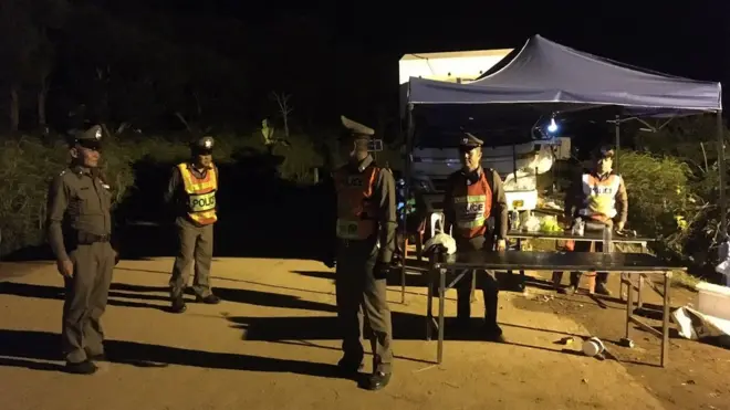 ตำรวจหลายนาย