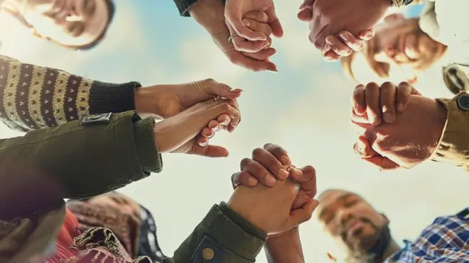 Люди держатся за руки