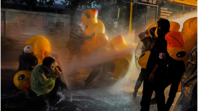 สื่อมวลชนรัฐสภายกให้การแก้ไขรัฐธรรมนูญเป็น "เหตุการณ์แห่งปี" ซึ่งในวันที่รัฐสภาพิจารณาร่างแก้ไขรัฐธรรมนูญฉบับประชาชน ได้เกิดเหตุสลายการชุมนุมด้วยน้ำผสมสารเคมีสกัดกั้นไม่ให้ผู้ชุมนุมมาถึงด้านหน้ารัฐสภา