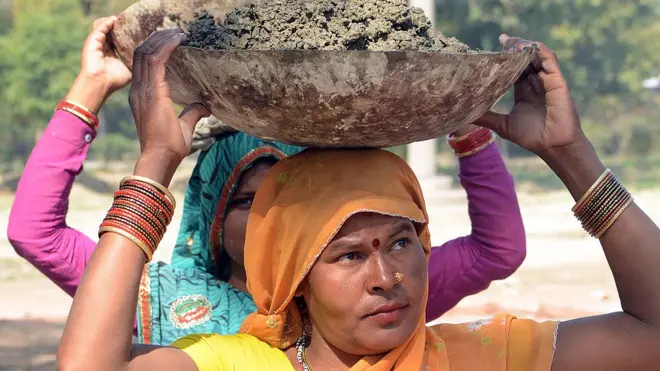 કામ કરતી મહિલા