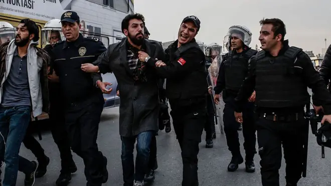 В ходе чистки пострадали также оппозиционные партии и их сторонники