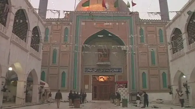 مقتل العشرات في تفجير ضريح صوفي في باكستان
