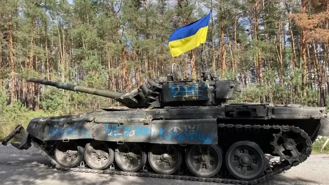 रूसी सैनिकों के पीछे छोड़े गए इस टैंक पर यूक्रेन का झंडा लहरा रहा है