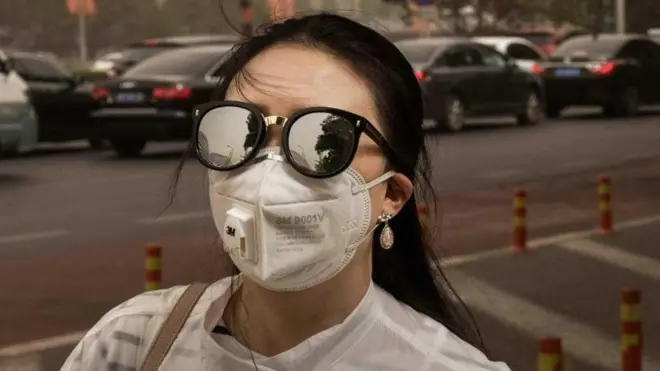 سيدة ترتدي قمامة