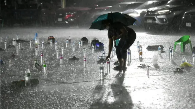 ภาพต่อคิวเพื่อรอตรวจหาเชื้อ