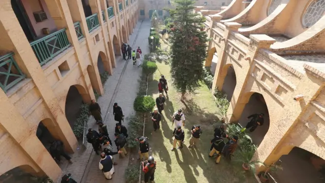 حملہ آوروں کے خلاف آپریشن میں خیبر پختونخوا پولیس زیادہ متحرک نظر آئی