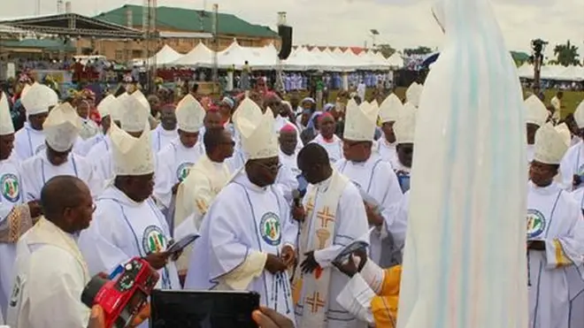 Ndị ụkọchukwu ndị Catọlik na-anata okike site na Rome