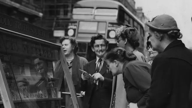 Книжная лавка, в которой продавались брошюры, разоблачающие антирелигиозные тенденции и коммунизм. Лондон, 1950 год.