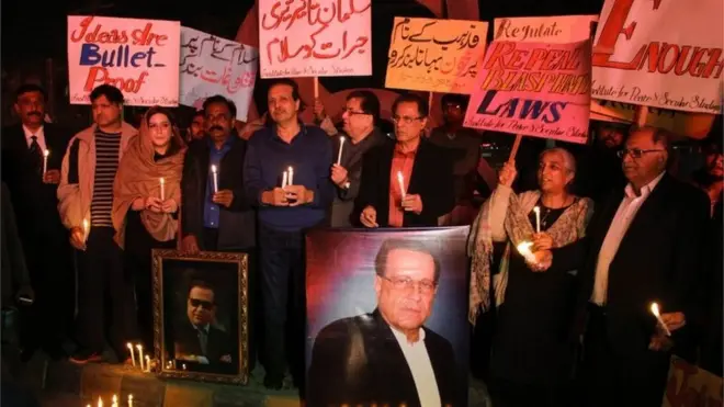 لاہور میں سلمان تاثیر کی برسی کے موقع پر جمع ہونے والے افراد