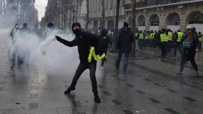 صورة من المظاهرات التي تشهدها العاصمة الفرنسية باريس