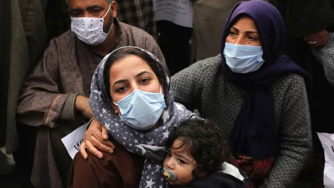 17 नवंबर को कारोबारी श्रीनगर में विरोध प्रदर्शन करता कारोबारी मुदारिस गुल का परिवार