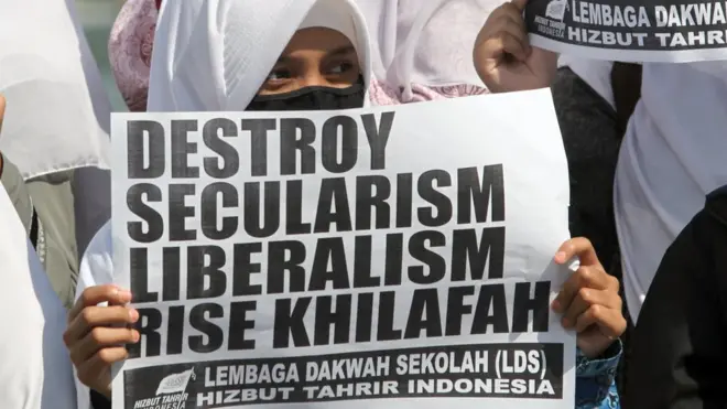 Salah satu aksi unjuk rasa Hizbut Tahrir Indonesia yang menyerukan kebangkitan khilafah.