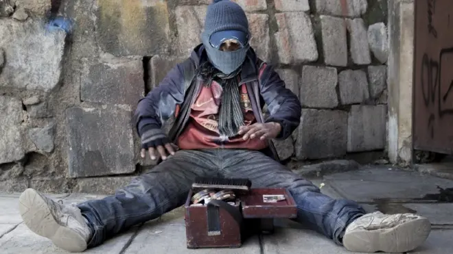 El pasamontañas también es un instrumento, según el lustrabotas Manuel Castilo (que no aparece en estas fotos), para protegerse del polvo de los zapatos, del sol y del frío de La Paz.