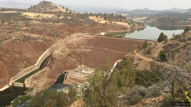 Đập Cổng Sắt (Iron Gate Dam), có chiều cao 53m, là con đập lớn nhất trên sông Klamath sẽ bị phá bỏ