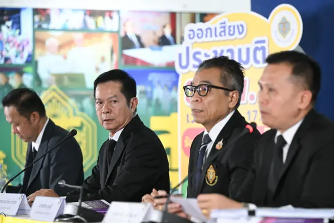 นายณรงค์ กลั่นวารินทร์ ประธานกรรมการการเลือกตั้ง พร้อมด้วยนายแสวง บุญมี เลขาธิการคณะกรรมการการเลือกตั้ง นายครรชิต เจริญอินทร์ รองเลขาธิการคณะกรรมการการเลือกตั้ง และว่าที่ ร.ต.ภาสกร สิริภคยาพร รองเลขาธิการคณะกรรมการการเลือกตั้ง แถลงข่าว "การเลือกตั้ง สส. และการออกเสียงประชามติ" ที่ ศูนย์การเลือกตั้ง สส. และออกเสียงประชามติ ชั้น 2 สำนักงานคณะกรรมการการเลือกตั้ง เมื่อ 12 ก.พ. 2569 . ภาพ ภานุมาศ สงวนวงษ์