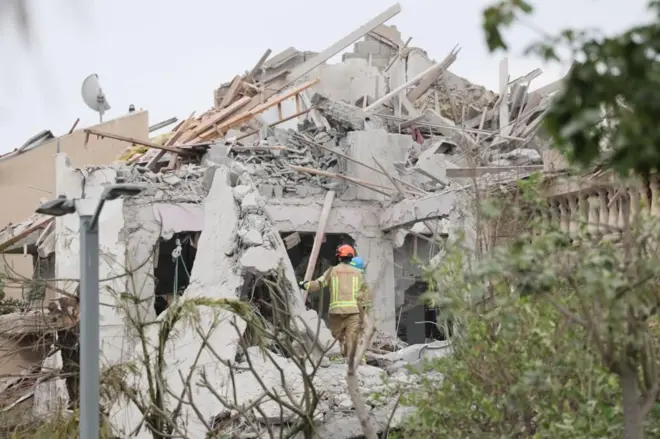 Abajejwe ubutabazi ba Israel ahabereye igitero c'igisasu ca misire kiraswa kure kikabomora amazu amwe amwe y'uburaro 