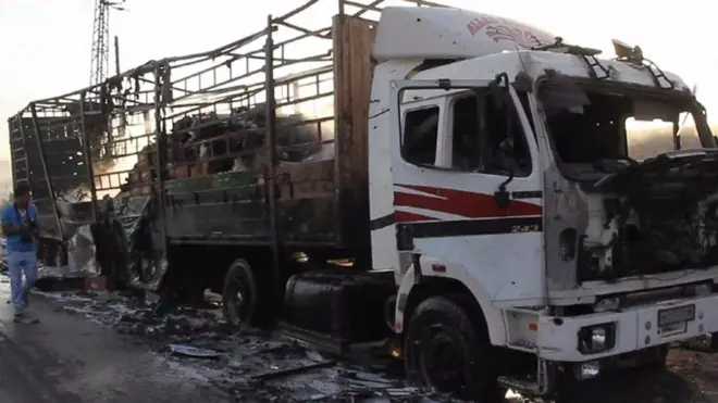 Camión destruido por una bomba