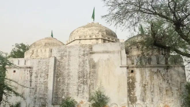 दर्शन नगर स्थित मस्जिद का पिछला हिस्सा