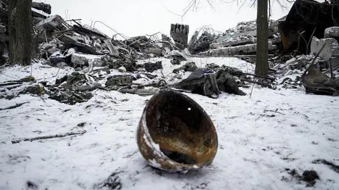 шолом на тлі зруйнованого російського командного пункту в Макіївці