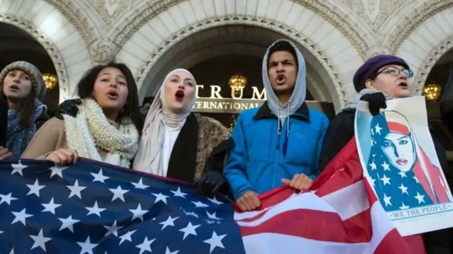 حظر ترامب دخول مواطني سبع دول ذات أغلبية مسلمة تسبب في اندلاع احتجاجات في أنحاء الولايات المتحدة