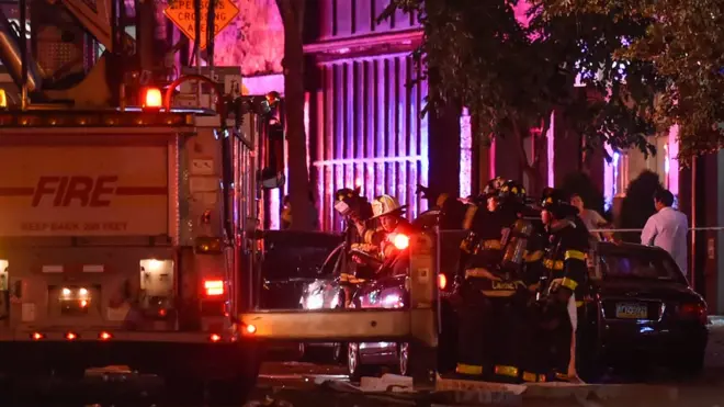 На месте взрыва работают полицейские, пожарные и сотрудники ФБР