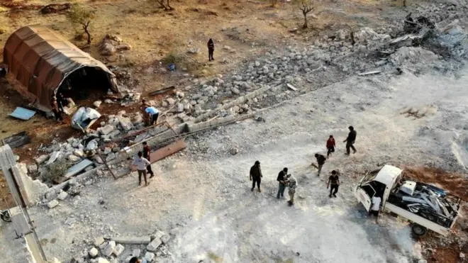 अमरीका के स्पेशल फ़ोर्स के ऑपरेशन के बाद ऊपर से ली गई तस्वीर. यह तस्वीर सीरिया के इदलिब प्रांत के बारिशा गाँव की है.