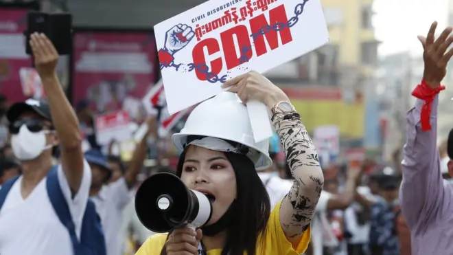 Seorang peserta unjuk rasa membawa plakat berupa ajakan mengikuti disobedience movement (CDM) atau gerakan pembangkangan sipil yang digulirkan sejak militer merebut kekuasaan pada 1 Februari.