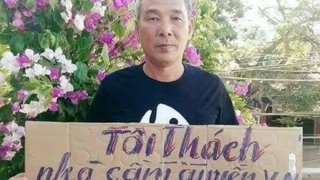 Ông Lê Đình Lượng với một biểu ngữ về thảm họa môi trường tại miền Trung Việt Nam