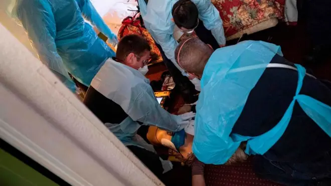 Petugas paramedis saat berupaya menyelamatkan seorang warga yang sakit di rumahnya di Kota Brooklyn, negara bagian Maryland, AS.