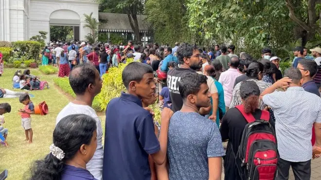 Antrean masyarakat untuk masuk ke istana kepresidenan Sri Lanka.