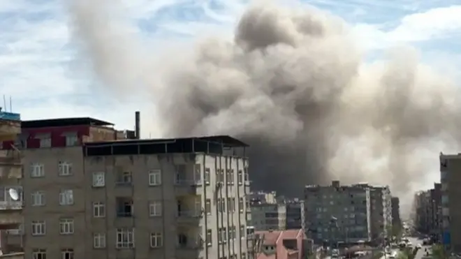 أعمدة الدخان تتصاعد من مكان وقوع الانفجار