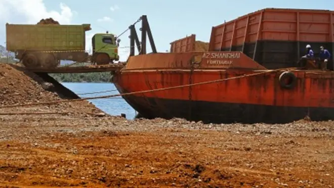Kendaraan truk melakukan aktivitas pengangkutan ore nikel ke kapal tongkang di salah satu perusahaan pertambangan di Kabupaten Konawe Utara, Sulawesi Tenggara, Rabu (6/11/2019).