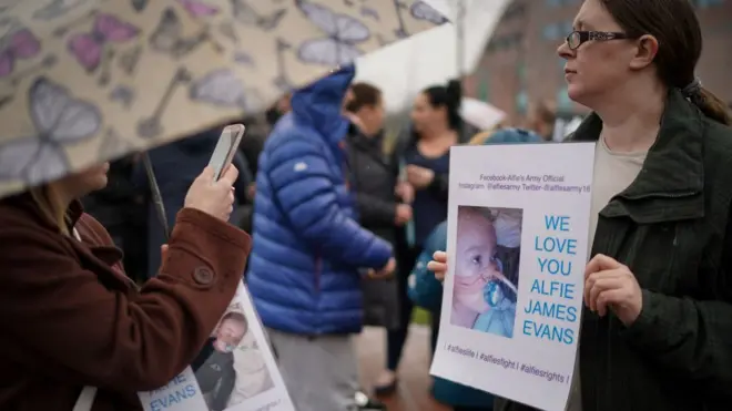 Des sympathisants regroupés en dehors de l'hôpital pour enfants de Liverpool.