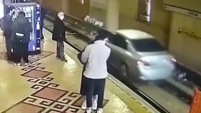 صورت الرحلة المحفوفة بالمخاطر بكاميرات المراقبة.