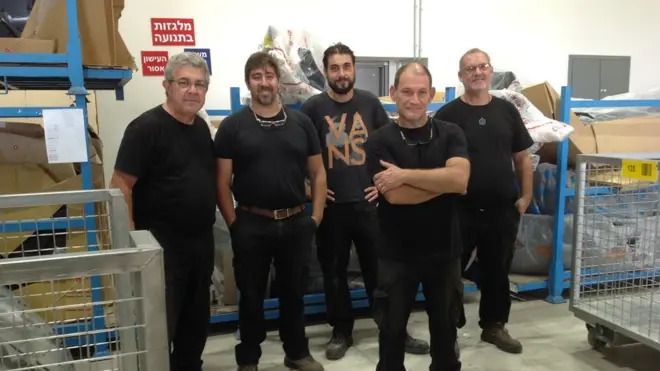 O desenhista industrial Bernardo Bromberg com outros brasileiros no depósito ABC