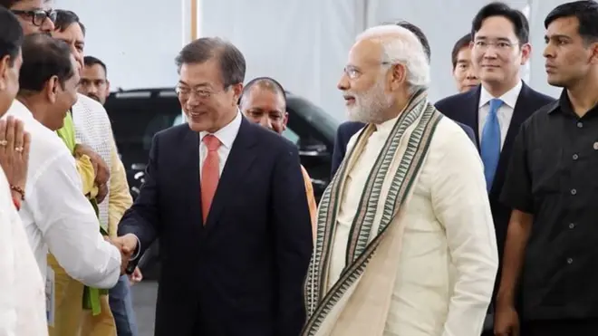 지난 7월 문재인 대통령과 나렌드라 모디 인도 총리, 이재용 삼성전자 부회장이 뉴델리 인근 노이다 공단에서 개최된 삼성전자 신공장 준공식에 참석해 관계자와 인사를 하고 있다