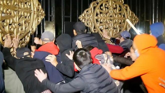 Некоторые демонстранты попытались прорваться через ворота Белого дома