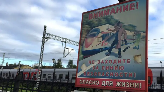 На всех станциях, через которые следует "Сапсан", есть многочисленные предупреждения для пассажиров