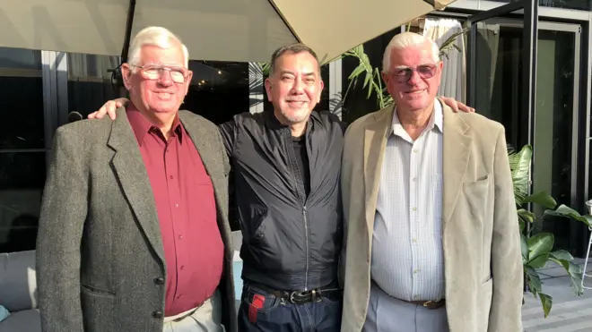 黃秋生（中）與兩位哥哥合照（BBC中文網圖片）