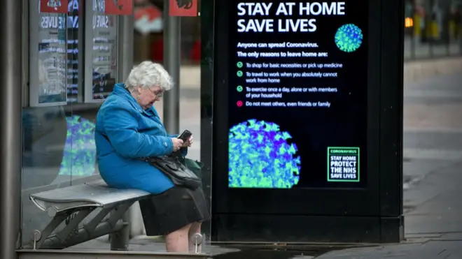 امرأة مسنة في غلاسكو في اسكوتلندا