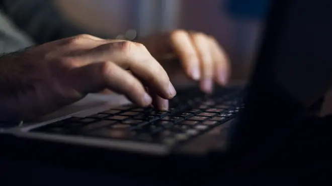 klavye üzerindeki eller