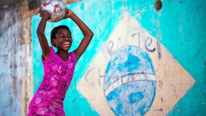 Menina jogando futebol