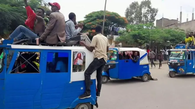 የኤርትራ ሠራዊት ከሽረ ከተማ መውጣቱን ተከትሎ የከተማዋ ነዋሪዎች ደስታቸውን ሲገልጹ