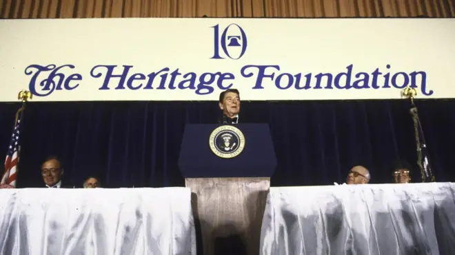 Tổng thống Ronald Reagan lúc sinh thời trong một lần đọc diễn văn tại Heritage Foundation