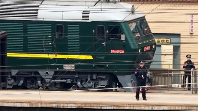 El tren pudo ser visto fuertemente custodiado por policías.