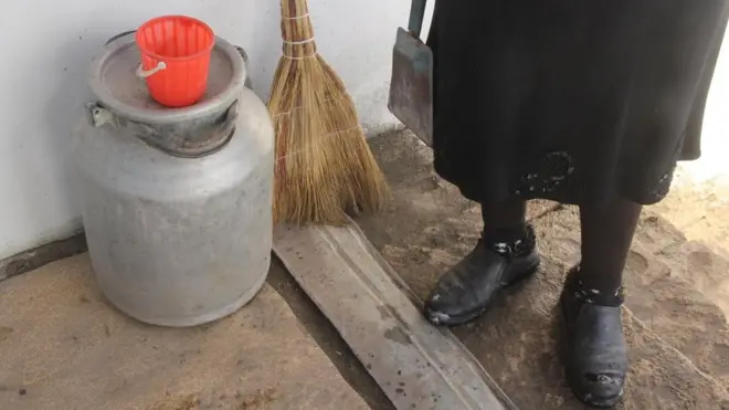 Qadınlardan biri deyir ki, əsas işi qadınlar görsə də, rayon yerlərində kişilərin həyətdə çakışmasına pis baxırlar.